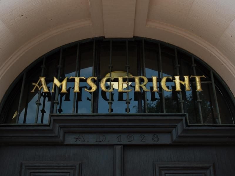 „Amtsgericht” steht in Korbach (Hessen) über dem Eingang des Amtsgerichts. Foto: Swen Pförtner/Archiv