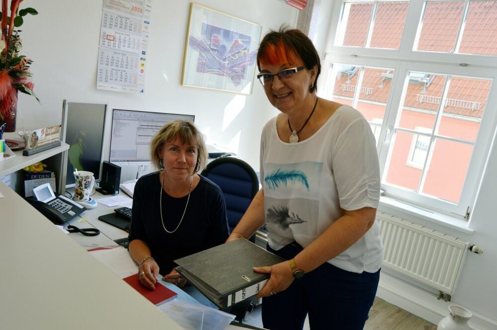 In ihrem Steuerbüro in Hohenmölsen beschäftigt Corinna Zogalll (r.) sieben Angestellte - darunter Kathleen Bauer.