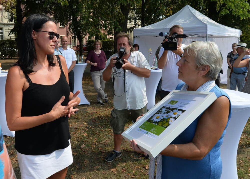 Beate Kramer (l.) vor zwei Monaten bei der Entgegennahme des Green Flag Award auf der Herrenbreite.