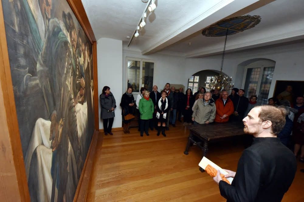 Museumschef Aiko Wulff (re.) vor Erich Haases Obduktionsbild