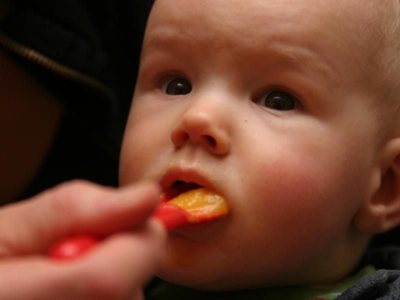 Für den Babybrei brauchen Eltern kein spezielles Beikost-Öl zu kaufen. Foto: dpa-infocom
