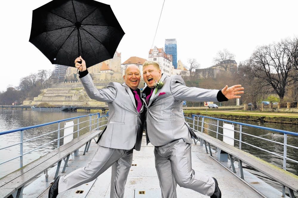 Eingetragene Lebenspartnerschaft? „Für uns war es unsere Hochzeit“, sagen Thomas Krone (links) und Sven Krone-Braun aus Bernburg, hier im Mai 2015.