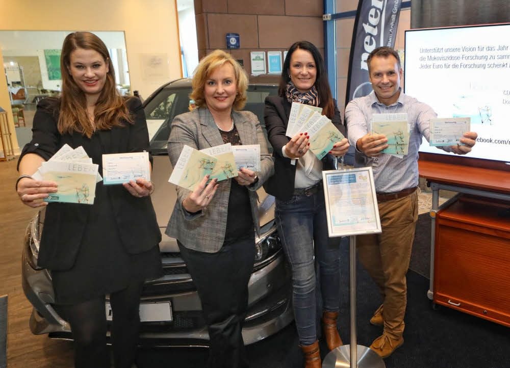Constanze Mitter, Claudia Schwalenberg, Christina Dost und Daniel Kemp freuen sich über viele Loskäufer.