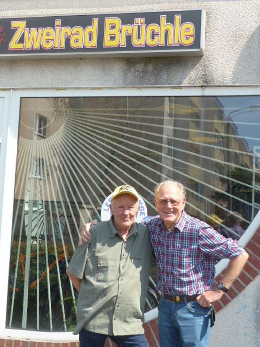 Täve Schur und Harald Brüchle vor dem Rad-Geschäft in Wolfen-Nord