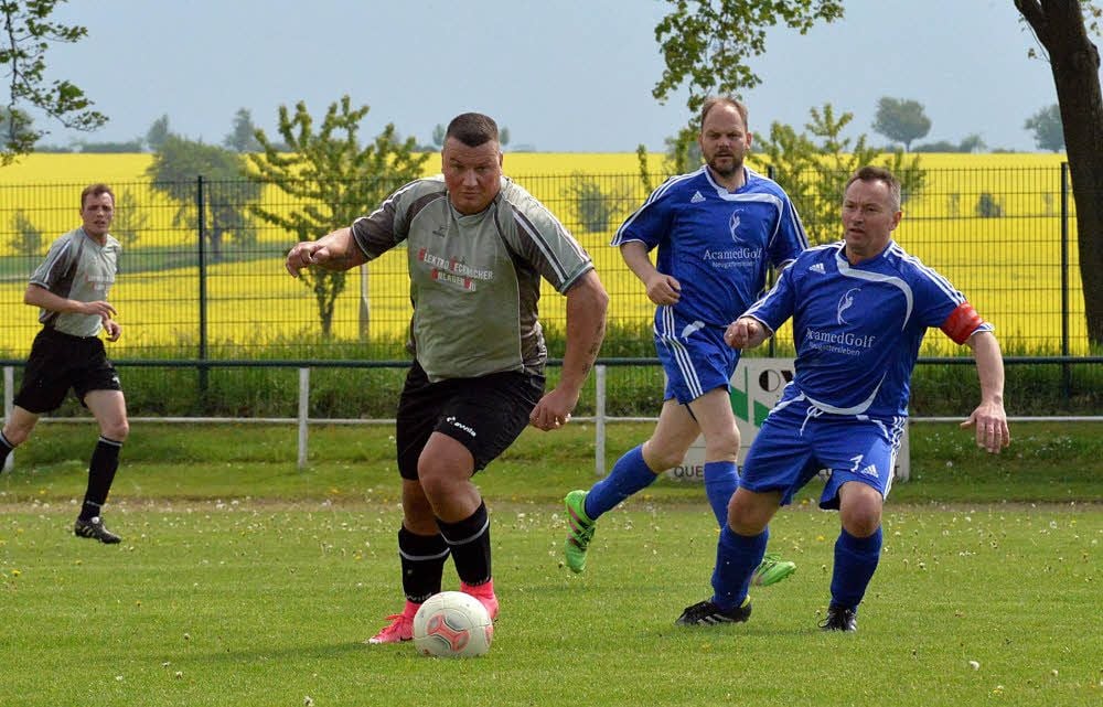 Weil es zuletzt gleich zwei Salzland-Absteiger aus der Landesklasse gab, verpasste Saxonia Gatersleben (grau) den Klassenerhalt in der Kreisliga.