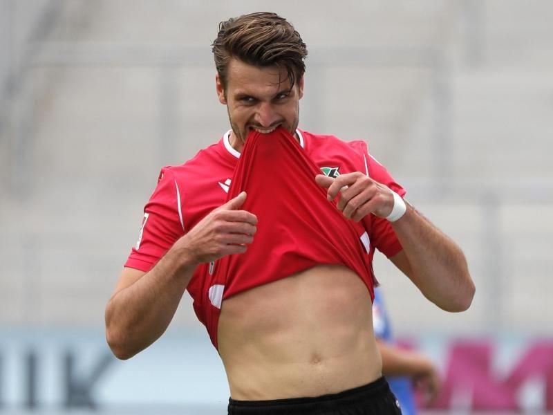 Behält trotz mehrerer Erstliga-Offerten das 96-Trikot an: Hendrik Weydandt. Foto: Ronald Wittek/epa Pool/dpa