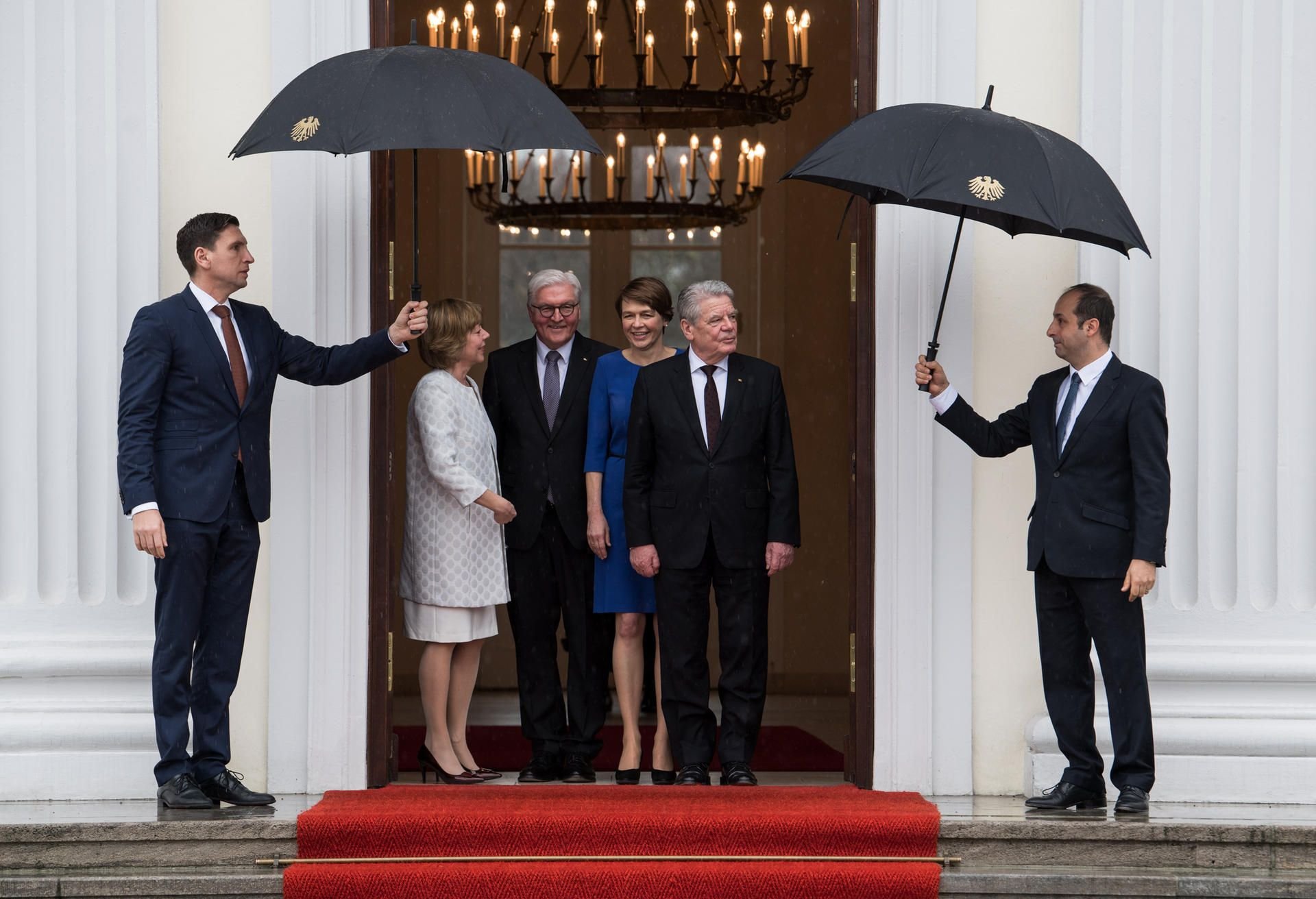 Bundespräsident Frank-Walter Steinmeier (2.v.l.) und seine Frau Elke Büdenbender (2.v.r.) verabschieden den ehemaligen Bundespräsidenten Joachim Gauck (r) und seine Lebensgefährtin Daniela Schadt (l) nach der symbolischen Amtsübergabe am Schloss Bellevue in Berlin.