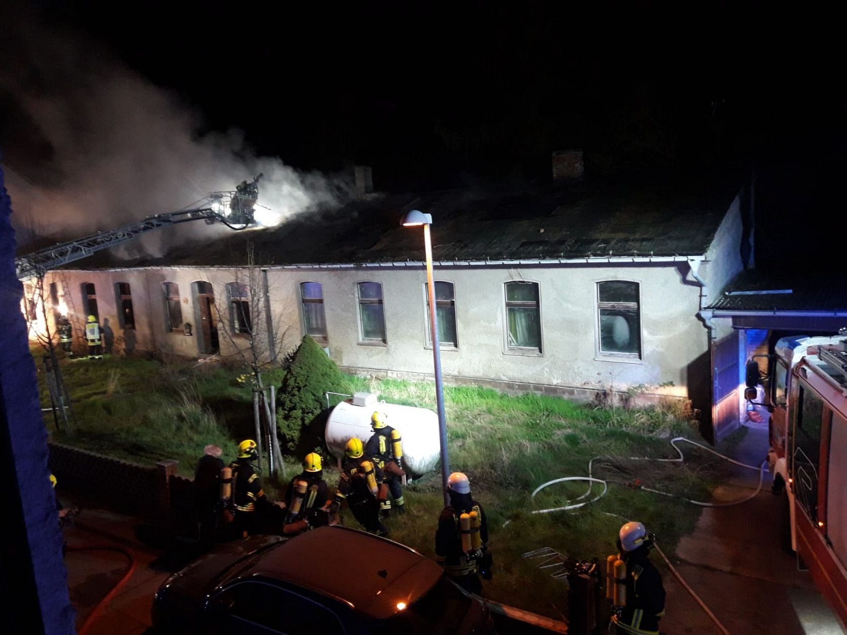 Als die Feuerwehr eintraf, schlugen die Flammen bereits durch das Dach des Hauses in Wegeleben.