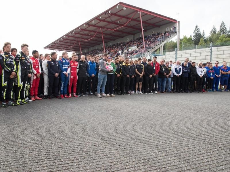 Schweigeminute auf der Rennstrecke von Spa nach dem Tod des verunglückten französischen Rennfahrers Anthoine Hubert. Foto: Benoit Doppagne/BELGA