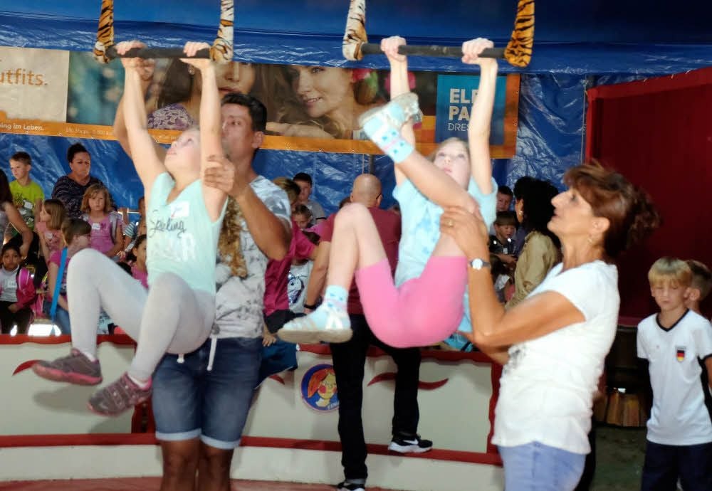 Noch ist kein Meister vom Himmel gefallen. Insgesamt 130 Kinder der Annaburger Grundschule „Michael Stifel“ und des örtlichen Kindergartens beteiligen sich am „1. Ostdeutschen Projektcircus“ von André Sperlich. Die erste Vorstellung findet am Freitag um 17 Uhr statt.
