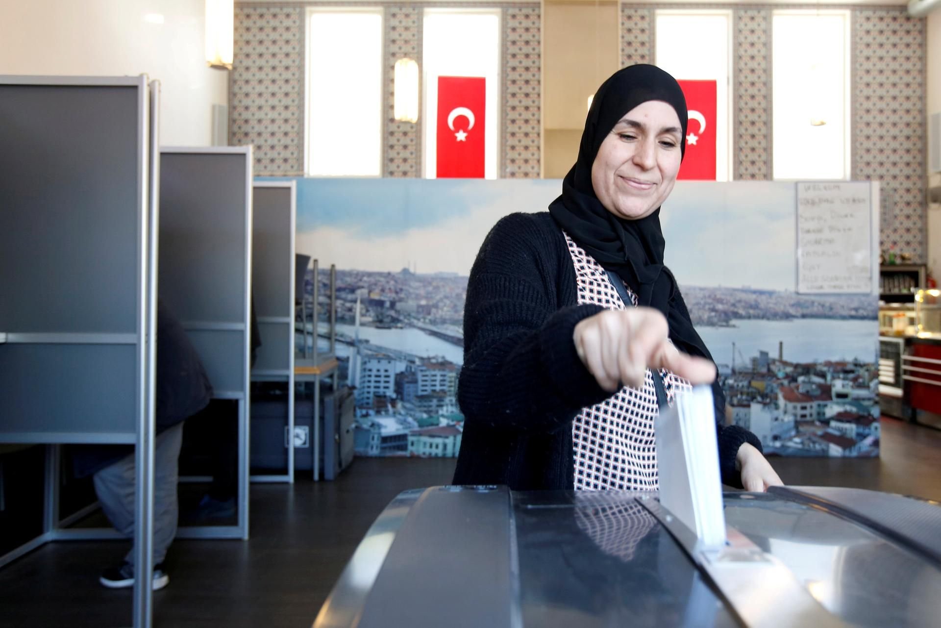 Türkische Flaggen hängen in einer Amsterdamer Moschee, die am Mittwoch als Wahllokal dient.
