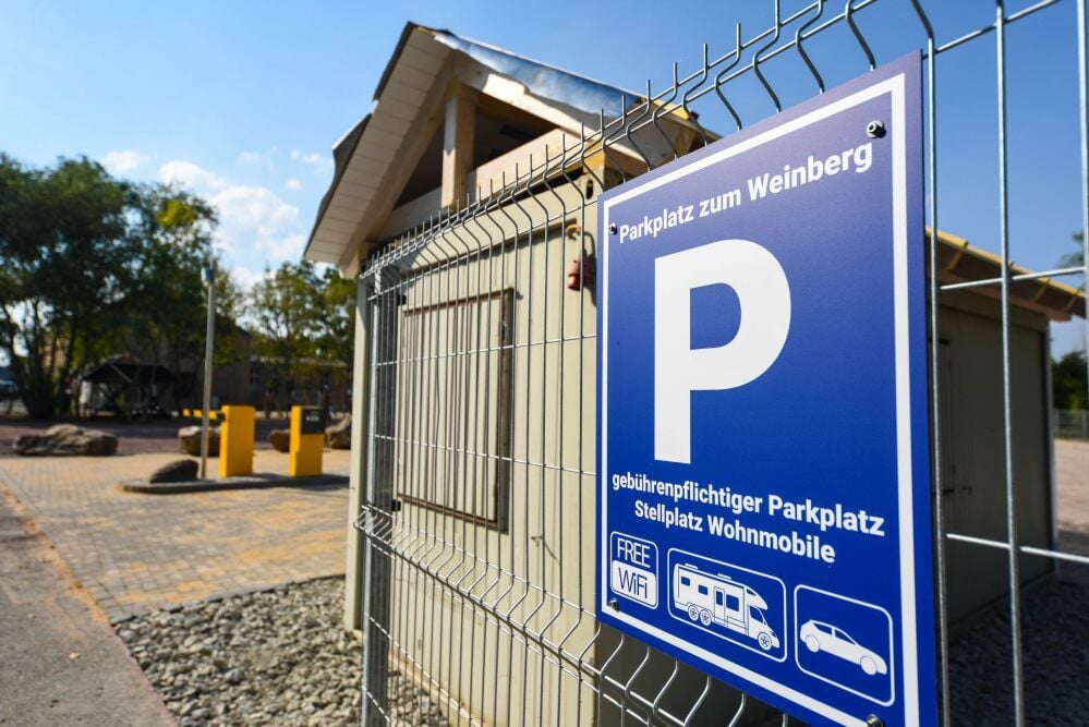 Der neue „Parkplatz am Weinberg“ in Mücheln ist eröffnet. Camper können hier übernachten.