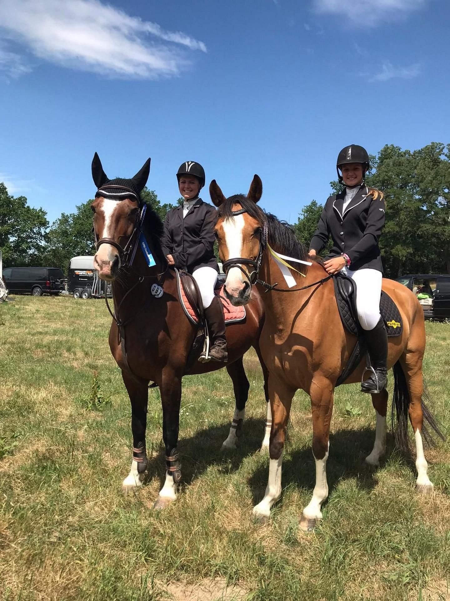 Lisa Semmler und Isabell Forche (v. li.) mit ihren Pferden „Holly“ und „Cherie“, als die Corona- Krise noch nicht den Alltag bestimmte.