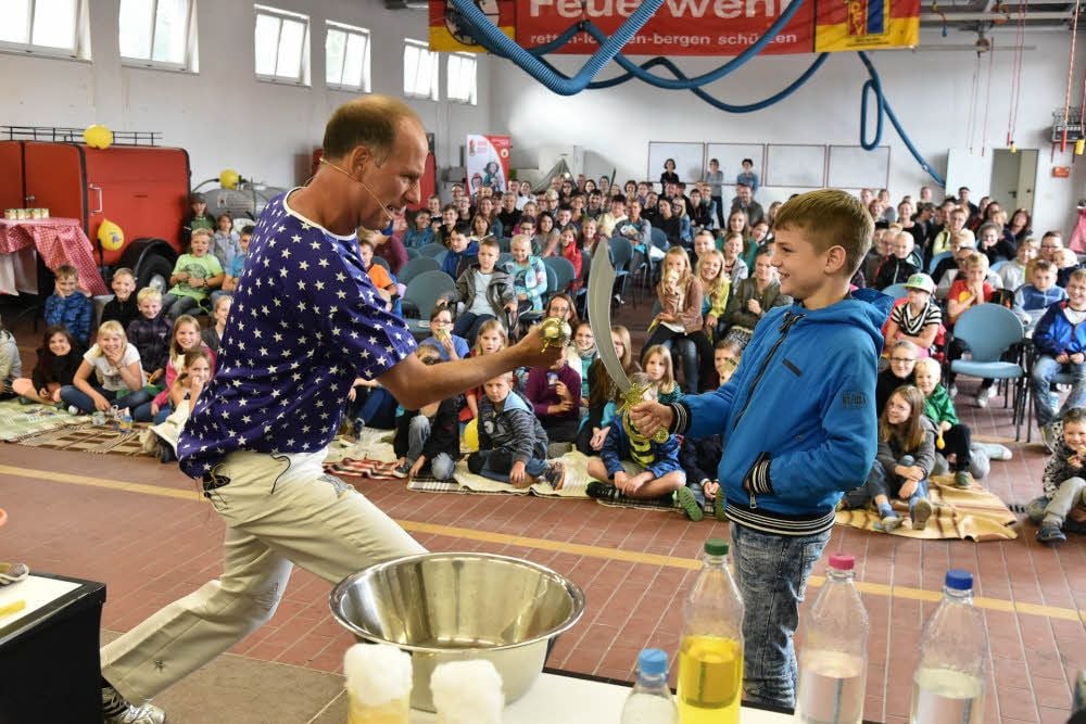 Duell, nach dem am Ende nur Filmblut fließt: Dr. Andreas Korn-Müller und Jeremy Heurich. Der Chemiker gastierte mit seiner Show im Depot.