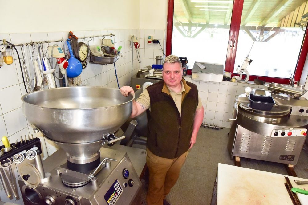 Andreas Wirth verarbeitet in Mildensee Wildfleisch zu Wurst. In der Corona-Krise fehlen ihm die Abnehmer.