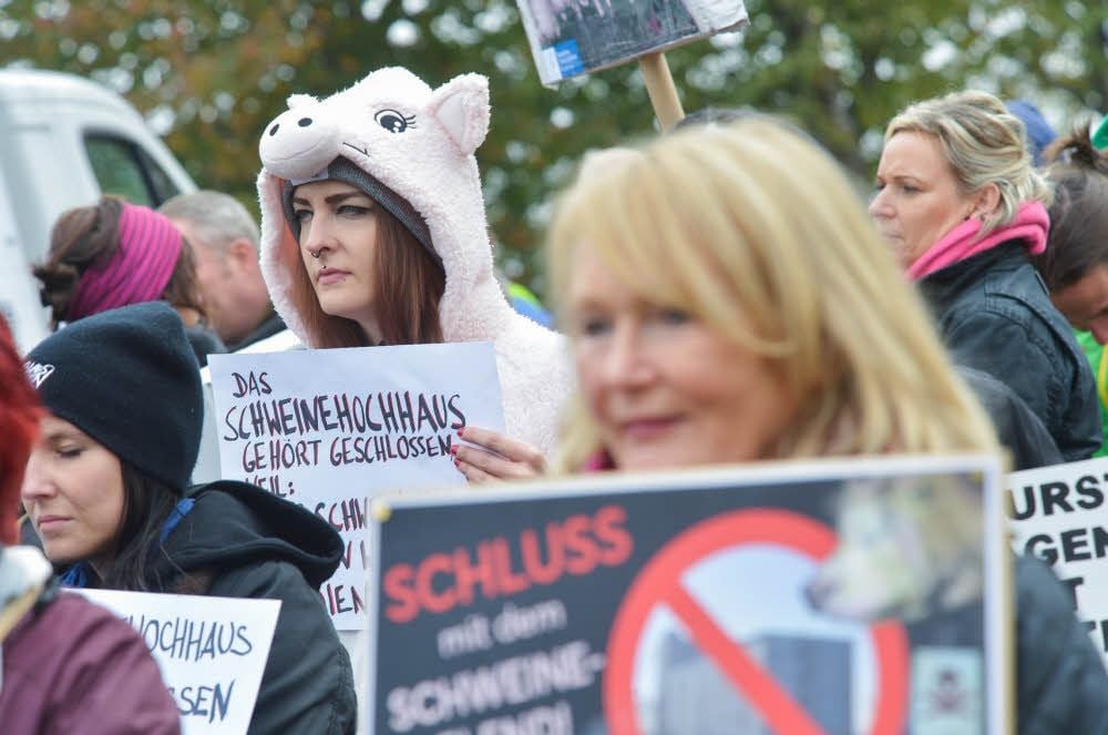 Jan Peifer (links) kritisierte die Haltung der rund 500 Tiere im Schweinehochhaus - und fand damit viele Anhänger.
