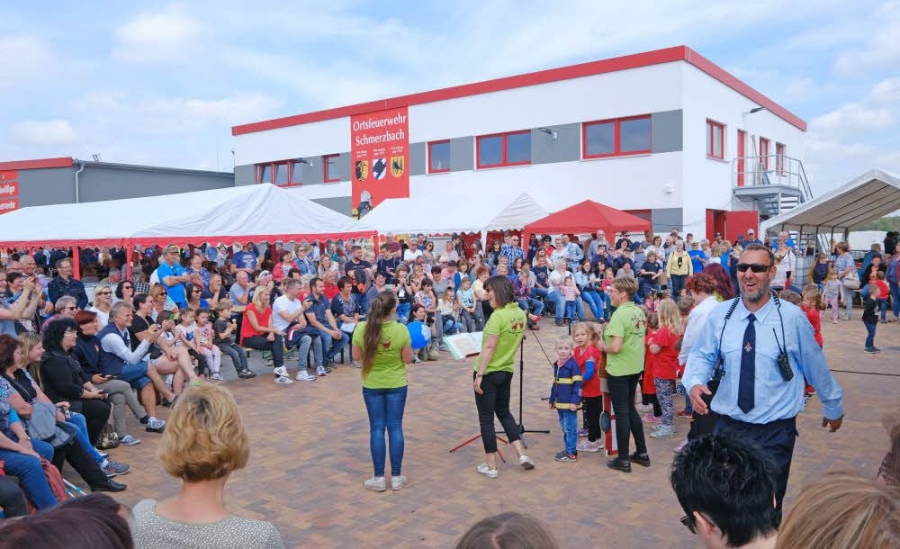 In Gossa wird die neue Ortsfeuerwehr Schmerzbach gegründet und das Gerätehaus übergeben. Das ist nicht nur für Feuerwehrleute ein Fest.