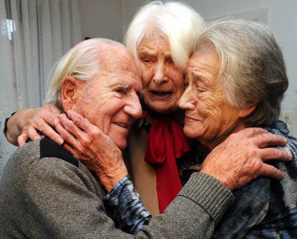 Umarmung gab es von den Jubilaren Anni und Kurt Frydrychowski für ihre Nachbarin Brigitta Ingrisch für ihr Gedicht.