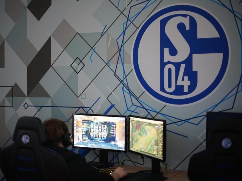 Der FC Schalke 04 betreibt ein Gaming-Haus in Berlin. Foto: Bendikt Wenck/dpa