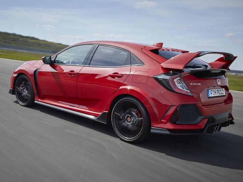 Viele Spoiler, mehr PS und ein neues Getriebe: Der Civic Type R ist die sportliche Version von Hondas Civic und kommt im September in den Handel. Foto: Honda/dpa-tmn