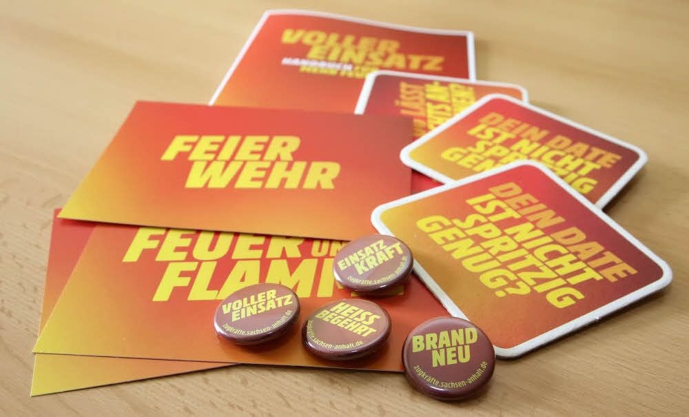 Mit diesen Werbemitteln sollen die Feuerwehren versuchen, neue Mitglieder zu gewinnen. Das stößt vielerorts auf Kritik.