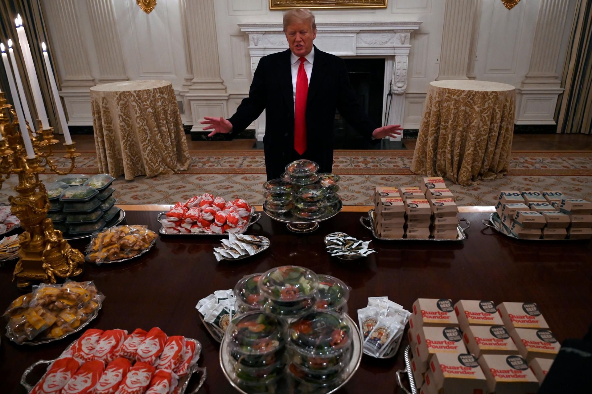 Wie ein Kind im Süßwarenladen: Donald Trump vor Unmengen an Fast Food