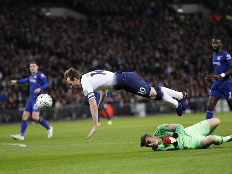 Chelsea-Keeper Kepa bringt Spurs-Torjäger Harry Kane zu Fall. Foto: Frank Augstein/AP