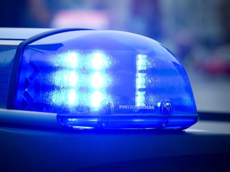 Das Blaulicht an einem Polizeiauto. Foto: Patrick Pleul/Archiv