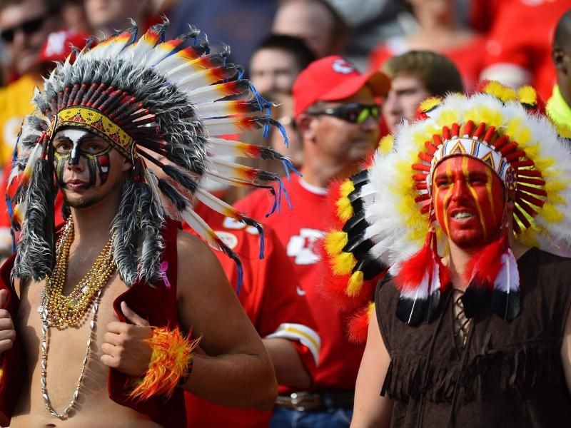 Fans der Kansas City Chiefs dürfen zukünftig keine Federn mehr im Haar tragen. Foto: Larry W. Smith/EPA/dpa