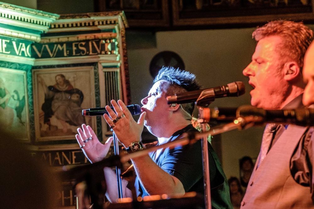 Die Prinzen, hier Frontmann Sebastian Krumbiegel (l.), sind immer noch Kult. Die Konzertbesucher in Kemberg waren begeistert und dankten mit Ovationen.