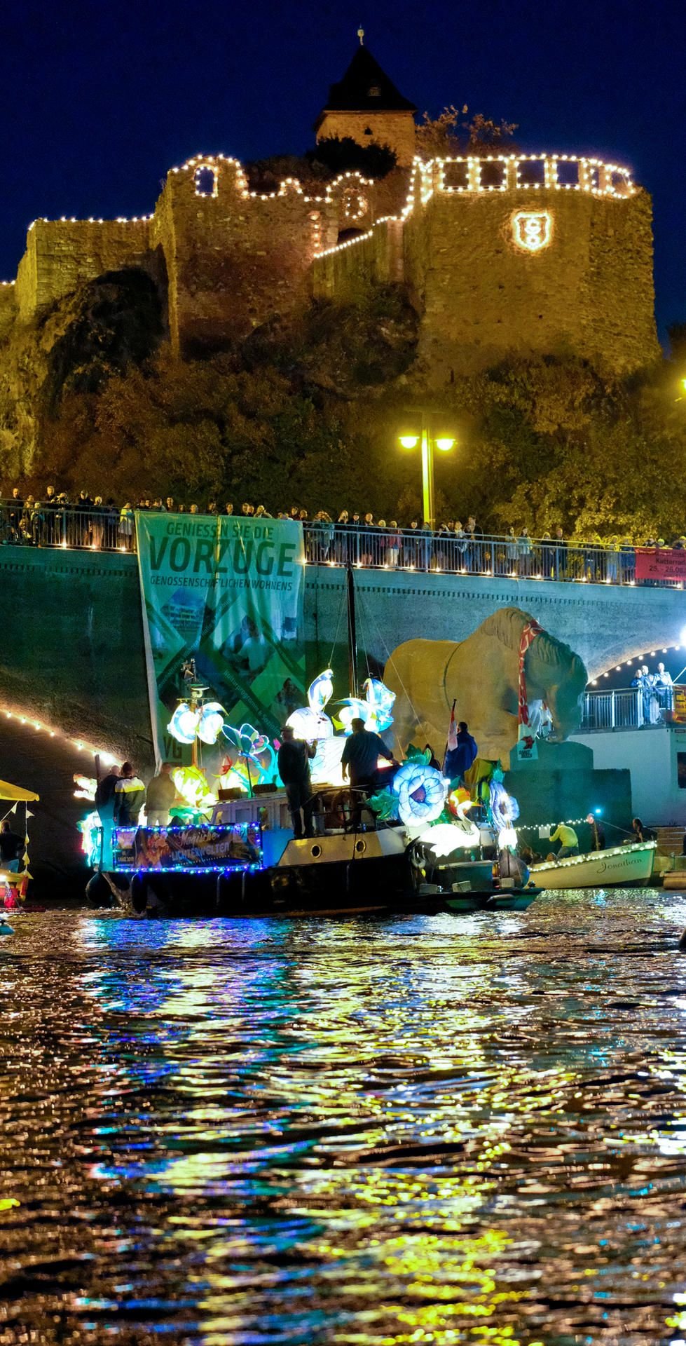 Jede Menge Beleuchtung am Abend gab es zum Laternenfest 2018 auch ohne Feuerwerk, zum Beispiel beim Bootskorso.