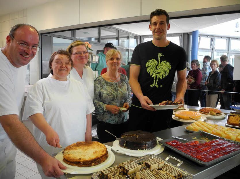 Das Küchenteam in der Jessener Augustinuswerkstatt sorgt gewöhnlich für ein deftiges Frühstück. Wenn aber Geburtstag gefeiert wird oder eine Fest angesagt ist, gibt es auch mal die süße Variante. Das zeigen hier Thomas Köppe, Nicole Lösche, Anke Liebig sowie die Gruppenleiter Andrea Fellmuth (Hauswirtschaft) und Matthias Grauert (Brikettierung).