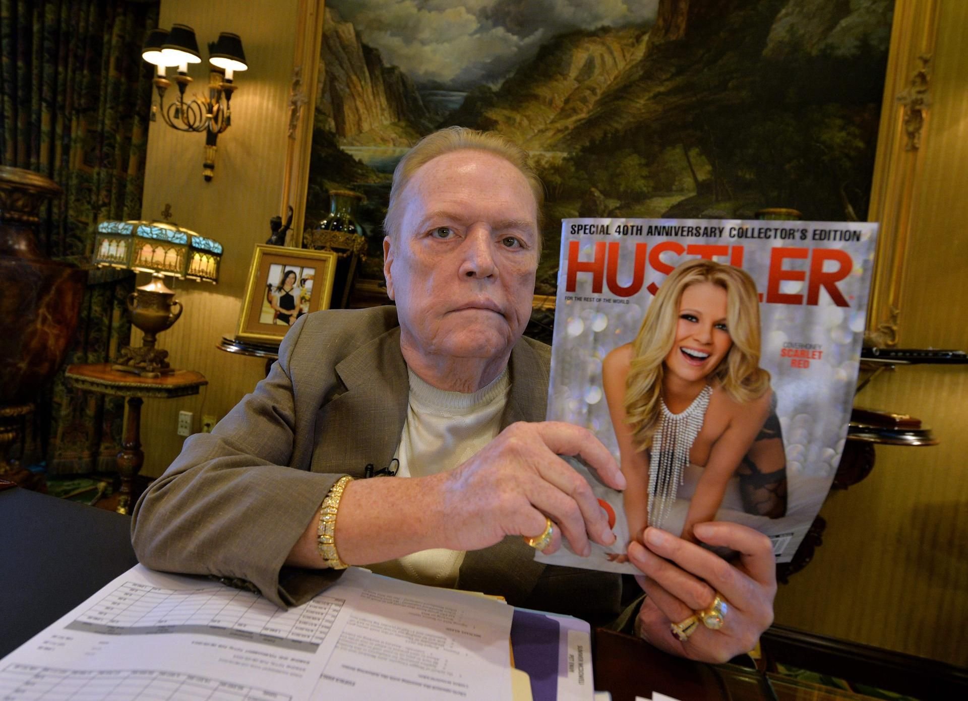 Larry Flynt mit dem von ihm herausgegebenen Magazin „Hustler“.