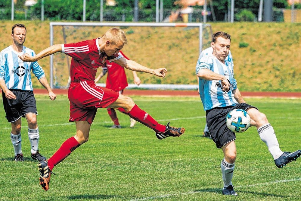 Aufsteiger Motor Halle um Stefan Fischer (in Rot) trifft künftig in der Landesklasse auf sechs weitere Vertreter aus der Saalestadt.