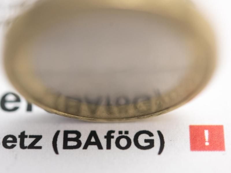 Der Bafög-Antrag muss auf den dafür vorgesehenen Formularen eingereicht werden. Das kostet zwar Mühe, kann sich am Ende aber lohnen. Foto: Florian Schuh