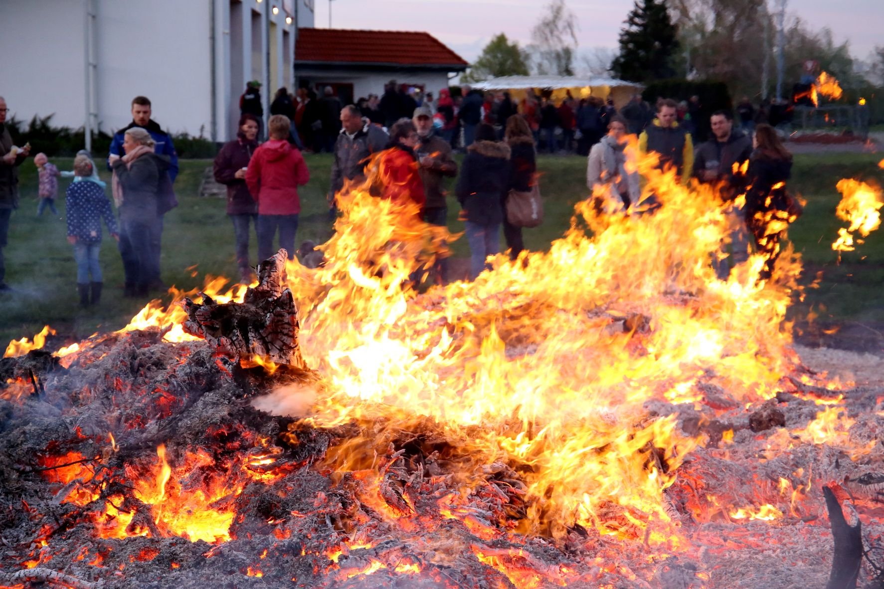 Bevor in Peißen das Feuer entzündet wird und es sich die Besucher gutgehen lassen, findet traditionell ein Fackelumzug statt.