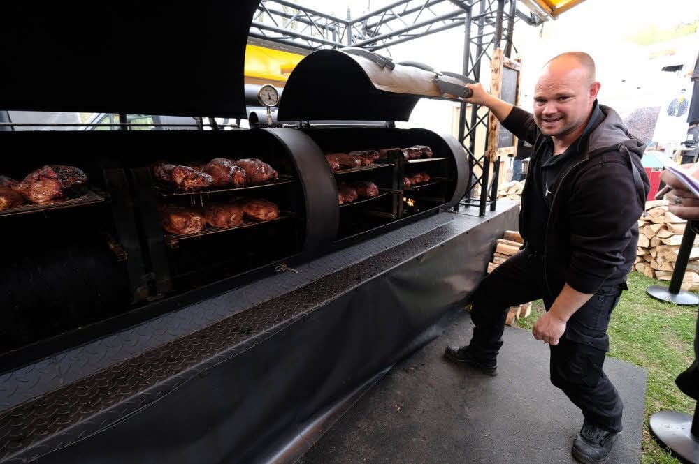 Smoker heißt der Supergrill, mit dem Patrick Bruns aus Goslar bei Streetfood-Festivals deutschlandweit mit antritt.