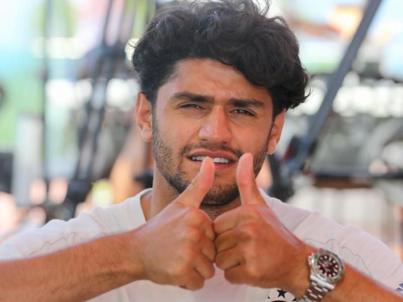 Die deutschen U21-Spieler wollen Halbfinalgegner Rumänien nicht unterschätzen: Mahmoud Dahoud zeigt mit beiden Daumen nach oben. Foto: Cezaro de Luca