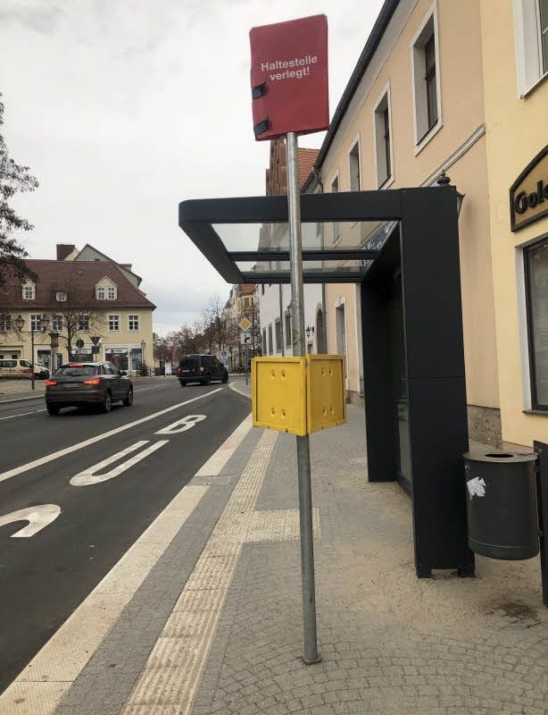 Das Dach des Buswartehäuschens steht zu weit vor. Die Haltestelle kann nicht angefahren werden.