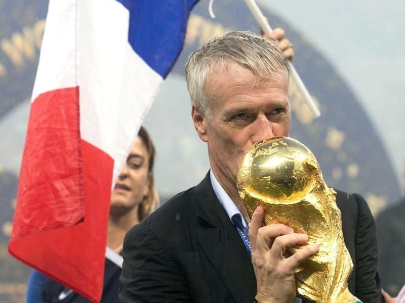 Will als Frankreichs Trainer weitermachen: Didier Deschamps küsst den WM-Pokal. Foto: Owen Humphreys/PA Wire