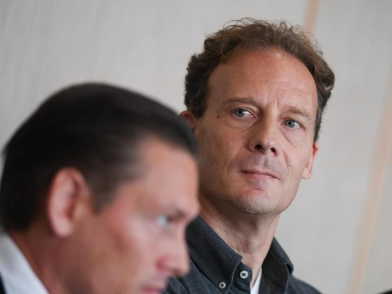 Der Angeklagte Alexander Falk (r) wartet zusammen mit seinem Verteidiger Daniel Wölky im Gerichtssaal auf den Beginn des Prozesses. Foto: Arne Dedert
