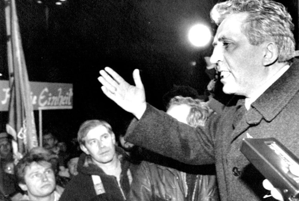 Auch der Rücktritt reicht nicht: Als Egon Krenz nach der Aufgabe seiner Ämter vor Bürgern für seine „Wende“ werben will, pfeift die Menge ihn gnadenlos aus.