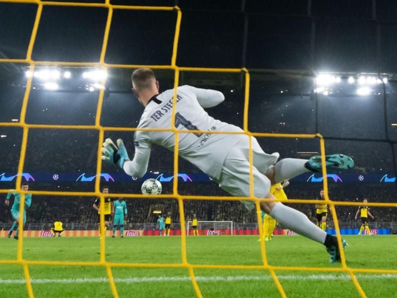 Barcelonas Keeper Marc-André ter Stege parierte den Elfmeter von Dortmunds Marco Reus. Foto: Bernd Thissen