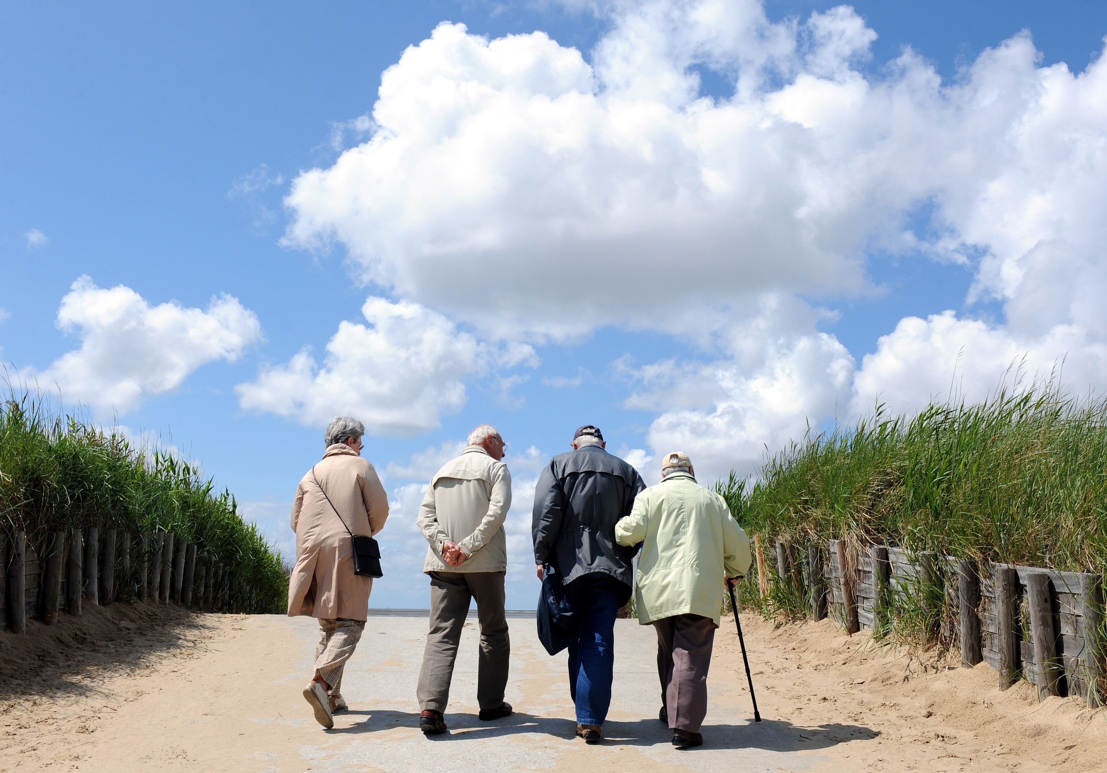 Vier ältere Nordseeurlauber am Strand von Sahlenburg. (Symbolbild)