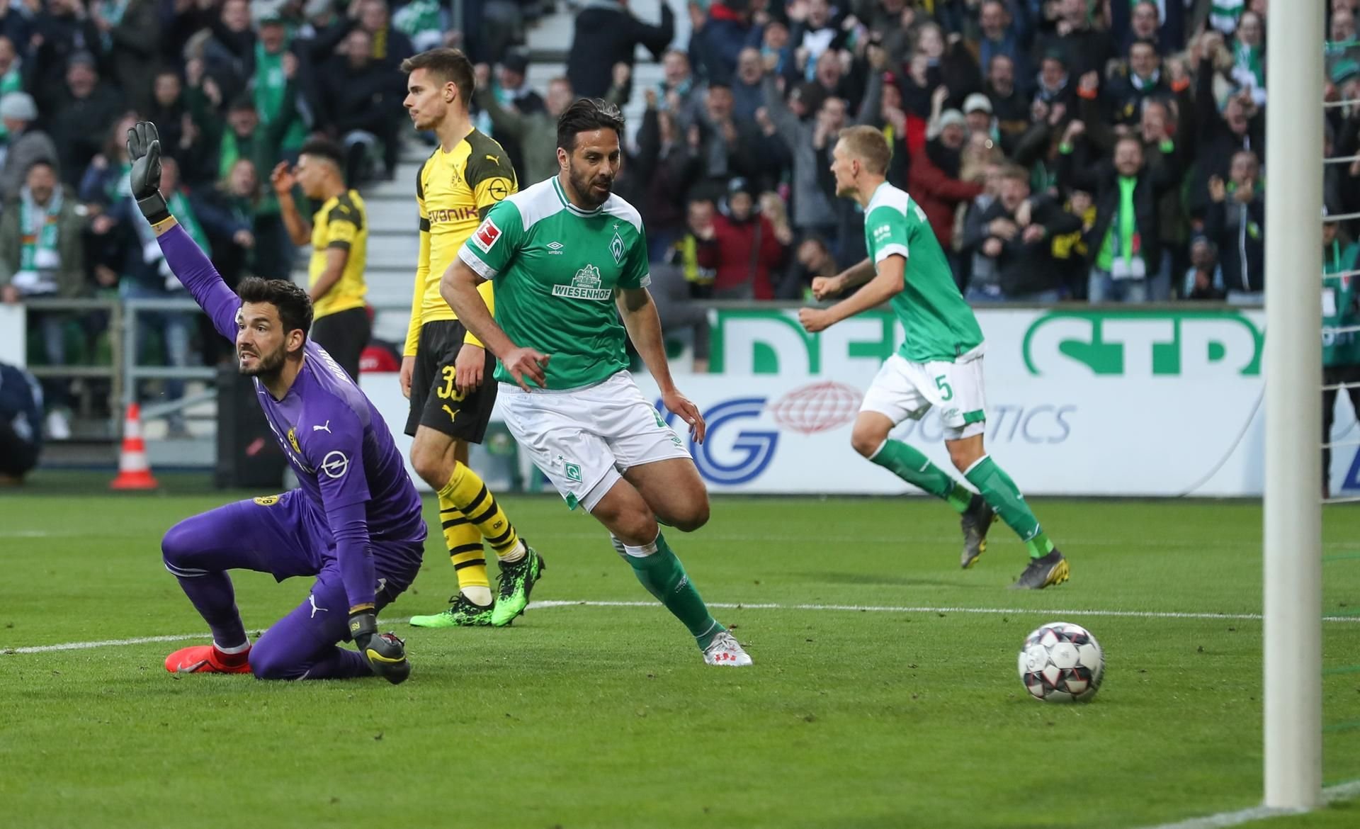 Alt-Star Claudio Pizarro trifft zum 2:2 gegen Dortmund.