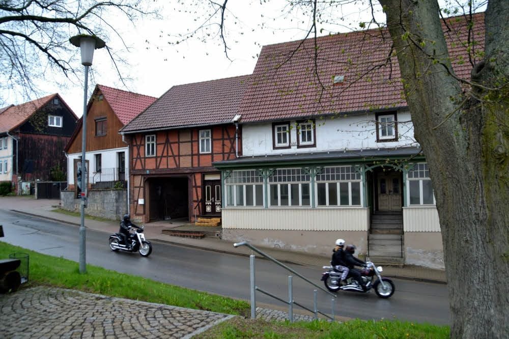 Das Gebäude an der Hauptstraße 223 in Straßberg soll abgerissen werden. Das Haus, das sich dahinter befindet, soll zum Gemeindezentrum werden.