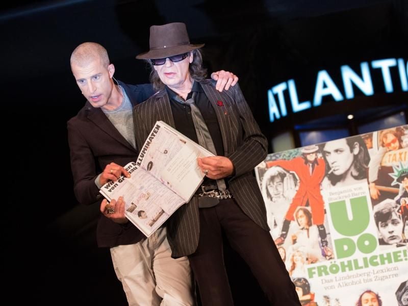 Sind ganz eng: Benjamin von Stuckrad-Barre (l) und Udo Lindenberg. Foto: Christian Charisius