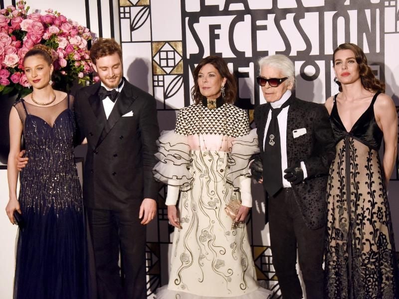 Prinzessin Caroline von Hannover (m.), ihr Sohn Pierre Casiraghi und dessen Frau, Gräfin Beatrice Boromeo (l), mit r Karl Lagerfeld und Prinzessin Charlotte Casiraghi (r) beim Rosenball in Monaco. Foto: Jean-Pierre Amet