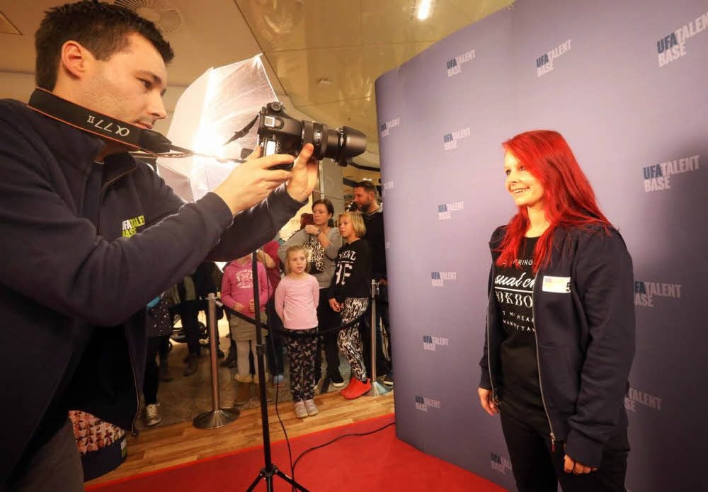 Dicht umringt sind das „Fotostudio“ und die Casting-Bühne im Dessauer Rathauscenter.Lächeln für die Kamera! Bei so vielen Zuschauern keine leichte Aufgabe.