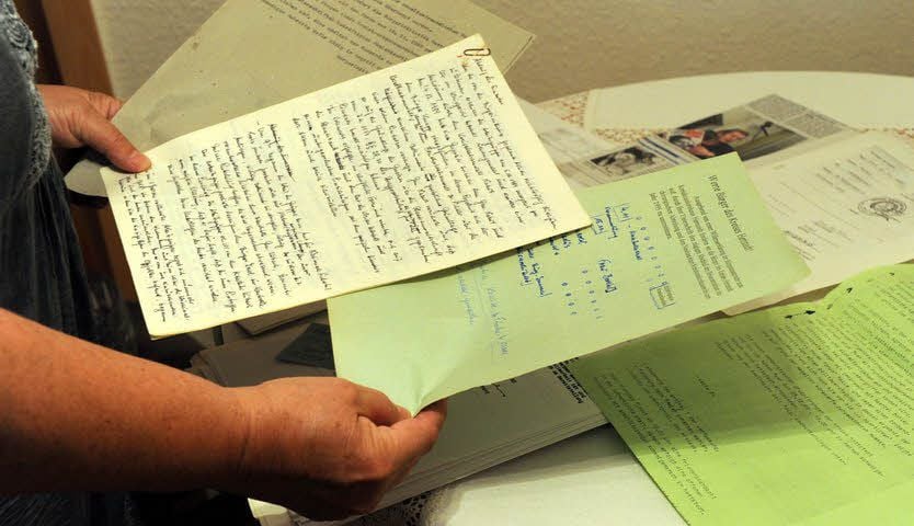 Beate Müller bewahrt Dokumente der Bürgerinitiative auf.